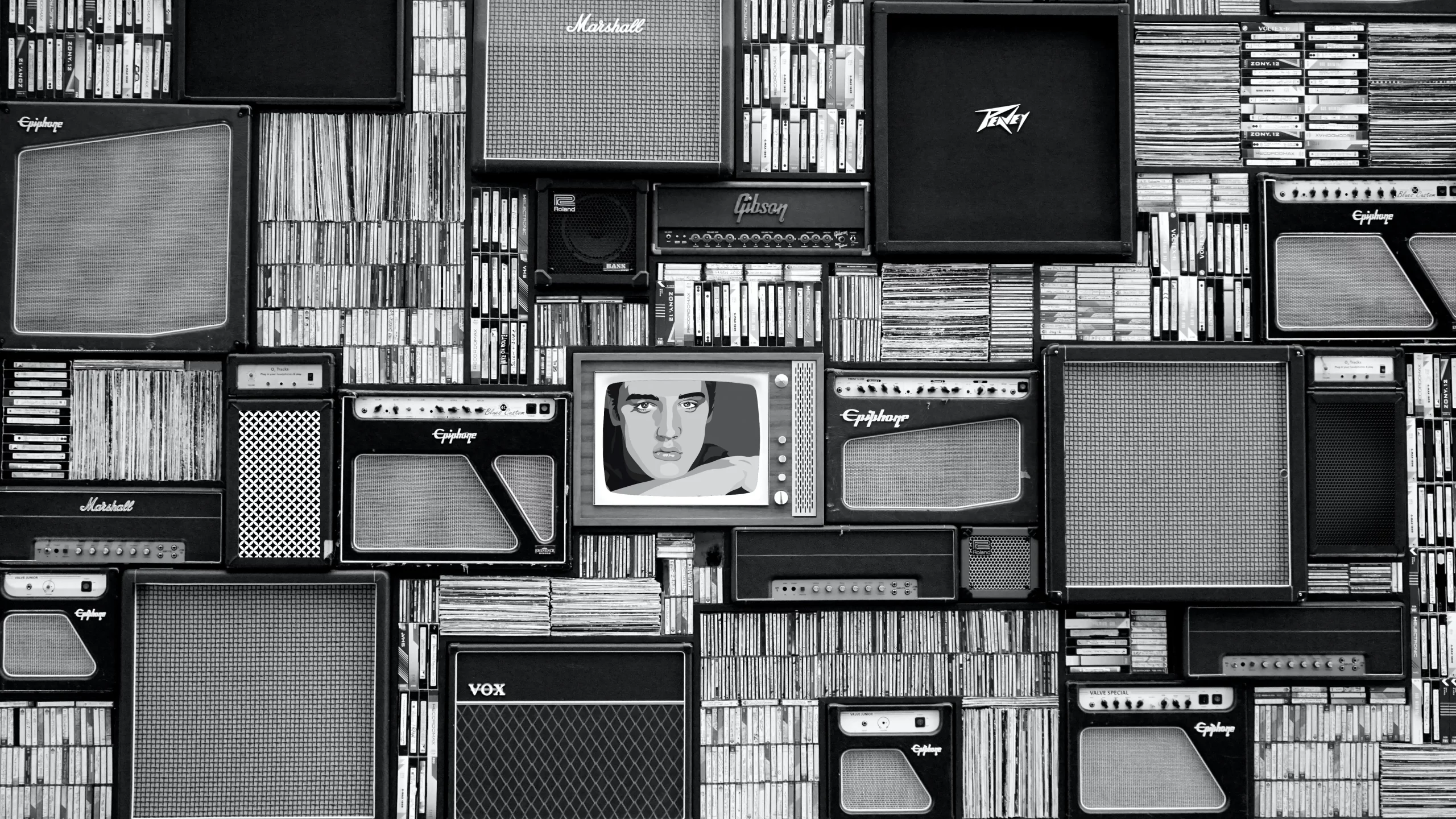 Schwarz weiß Foto von aufeinander gestapelten 80er Jahre Radios.
